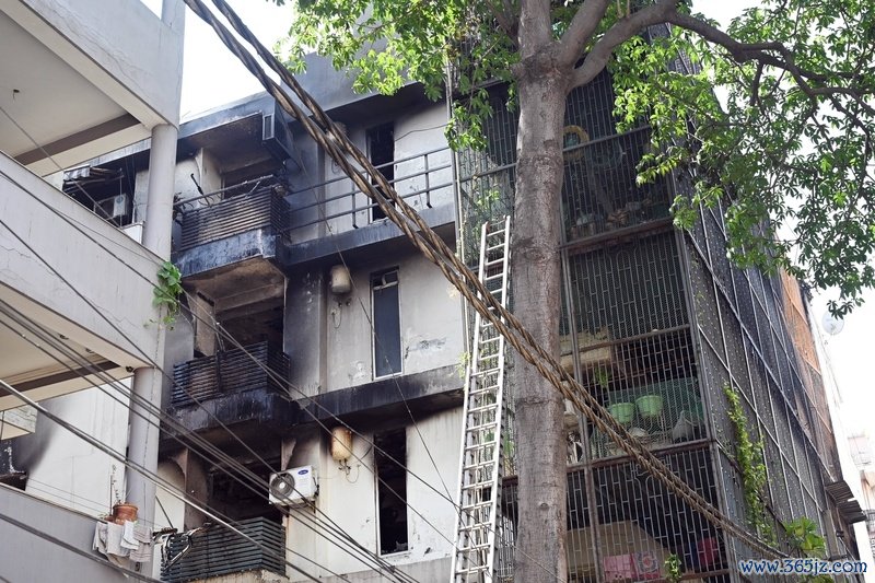 2026年5月3日，印度新德里Vivek Vihar区一栋四层住宅楼因空调爆炸激励大火，形成至少9东谈主弃世，20东谈主获救。 IC Photo